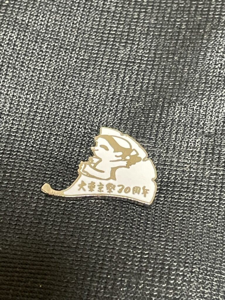 イチョウの葉の上に、可愛らしいカッパがいる小さなバッジ。