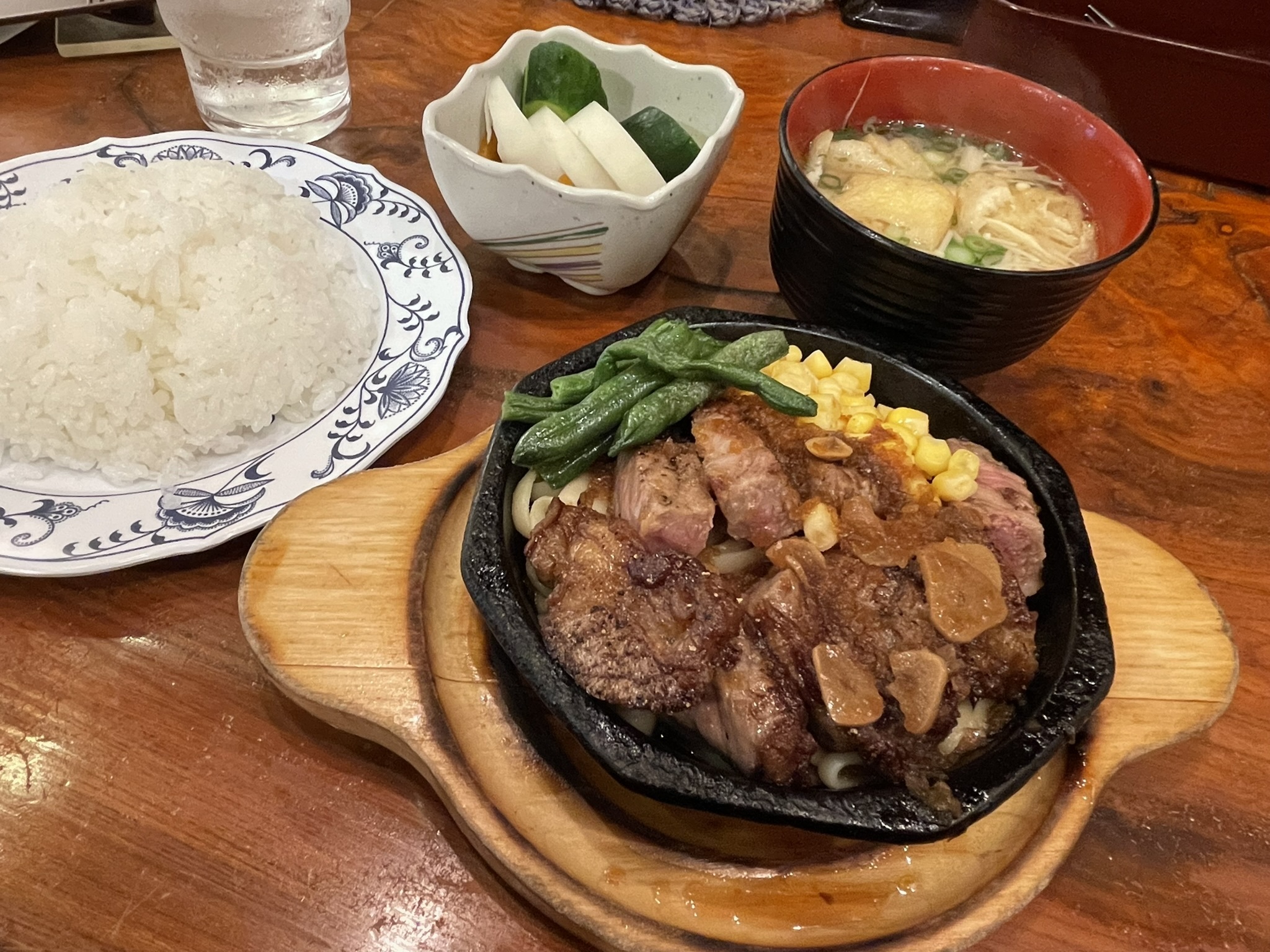 「モンブラン浅草店」さんの「霜降り黒毛和牛サーロインステーキ 100g」と「ご飯セット」の写真。