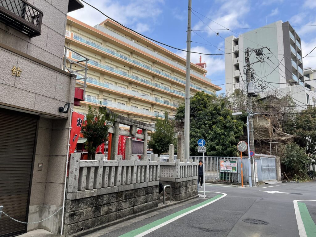 稲荷社の奥に見えるのは、高齢者支援施設。以前は公立中学校だった。