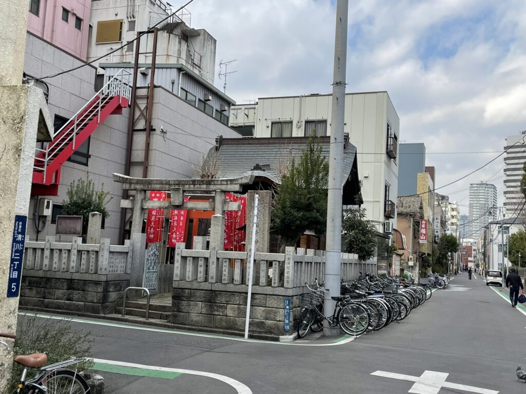 周囲には簡易宿泊所が建ち並ぶ。南千住方面へとつながる歩道。