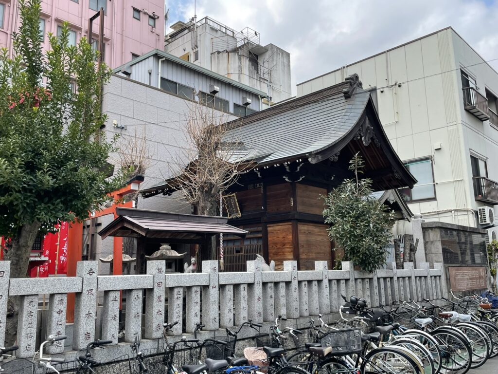 静かな住宅地にある稲荷社。