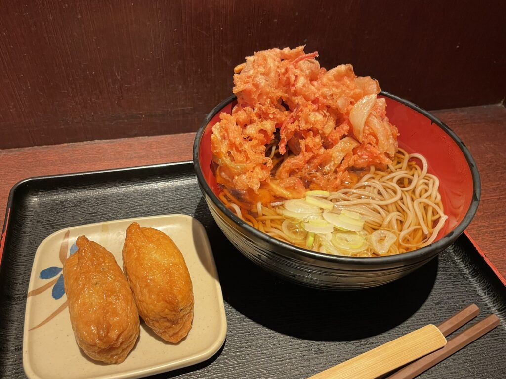 越後そばさん東京店(東京駅の店舗)のかき揚げそばといなり寿司