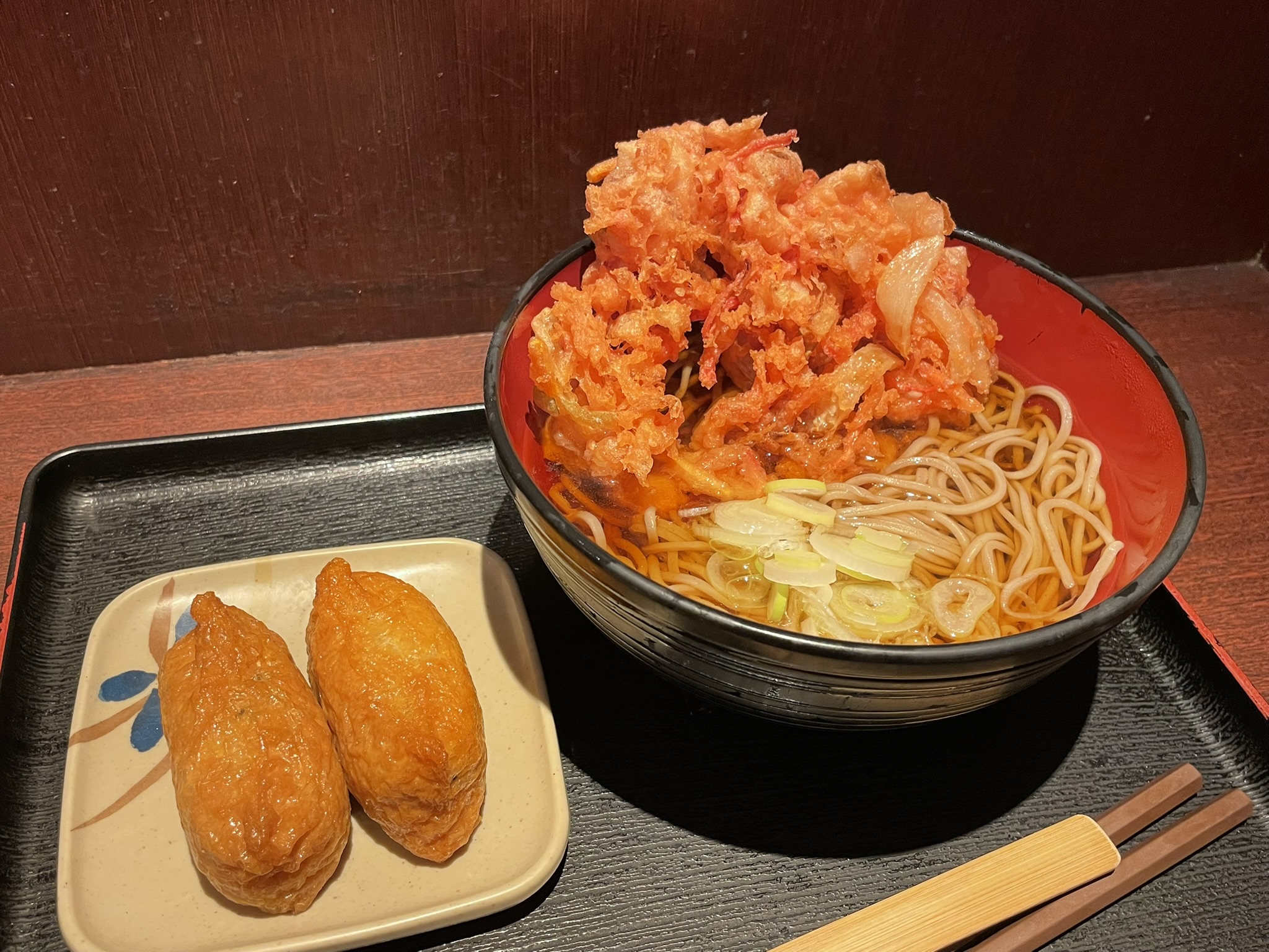 越後そばさん東京店（東京駅の店舗）のかき揚げそばといなり寿司