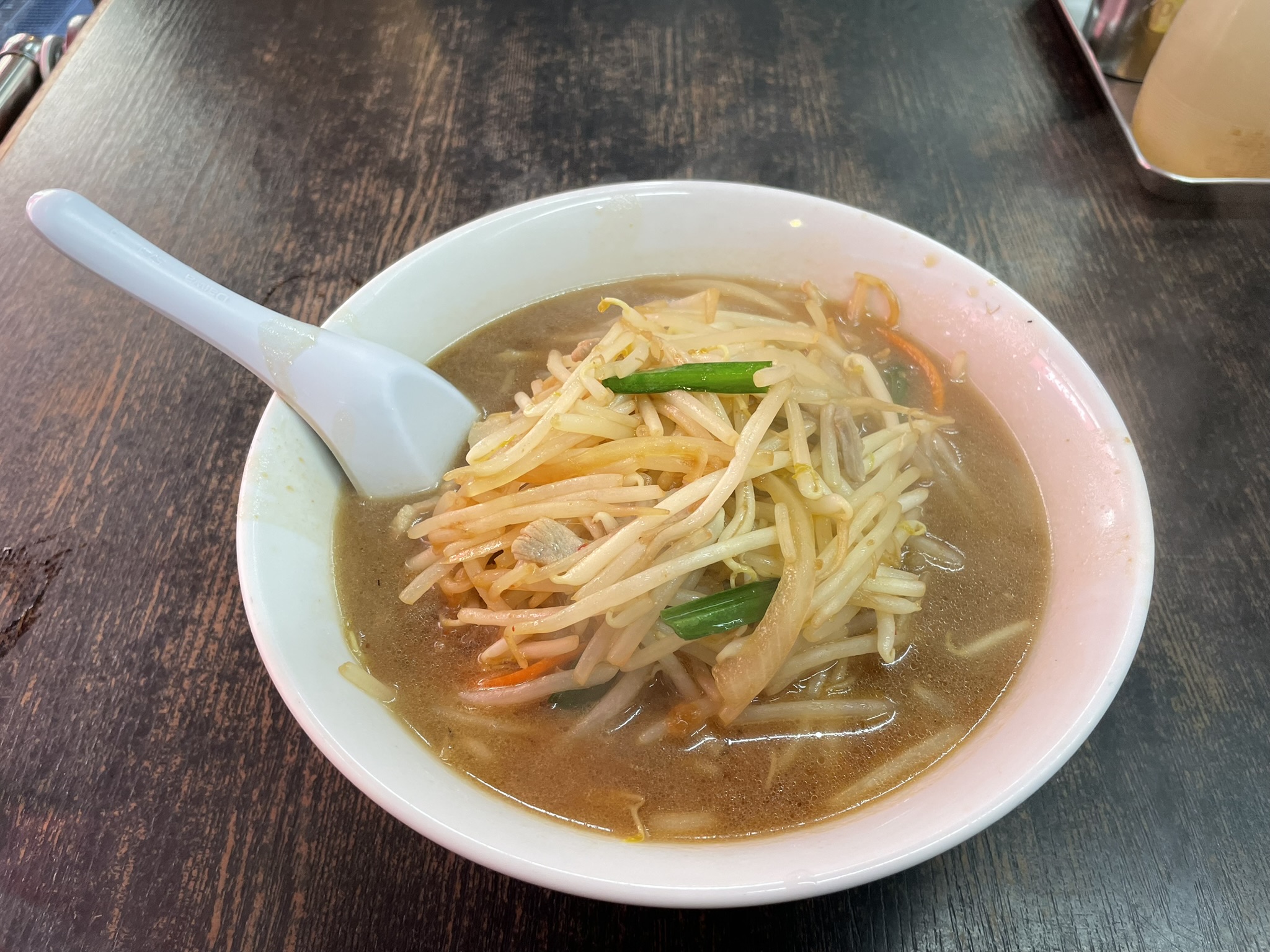 もやしなどの野菜が山盛りになった熱々の、みそラーメン。