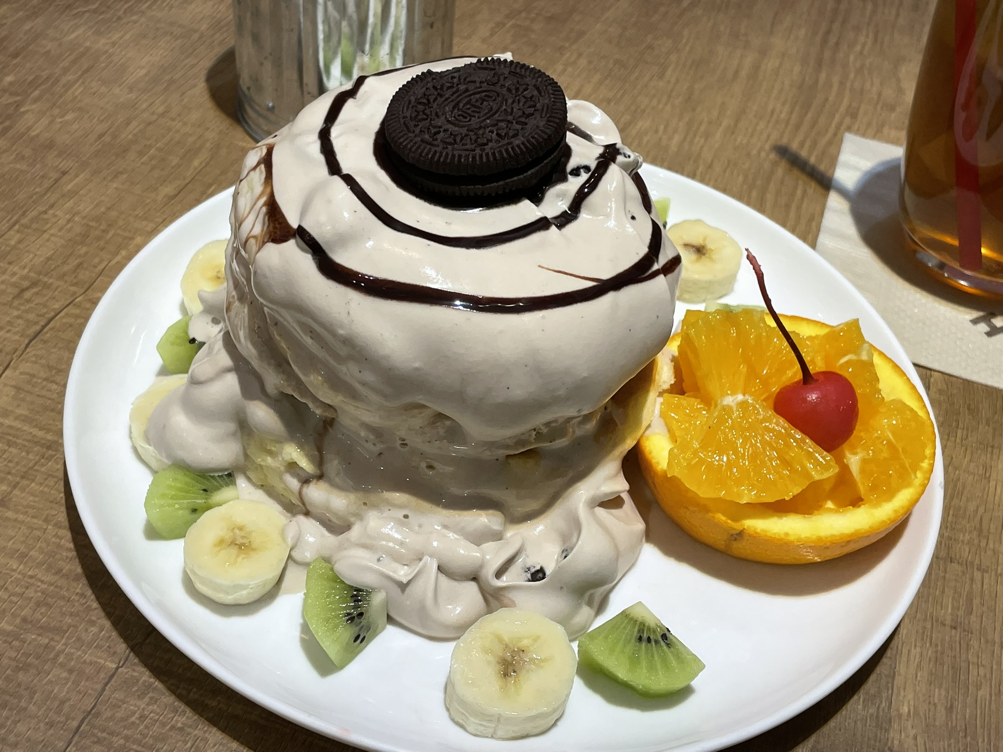 オレオチョコクリームのパンケーキ。セットメニューの冷たいほうじ茶がついている。