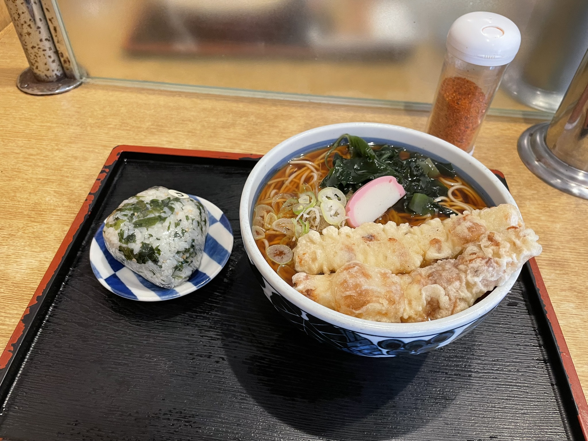 めん処おばたさんの「ちくわ天そば」と、具が「わかめ」の「おにぎりA」
