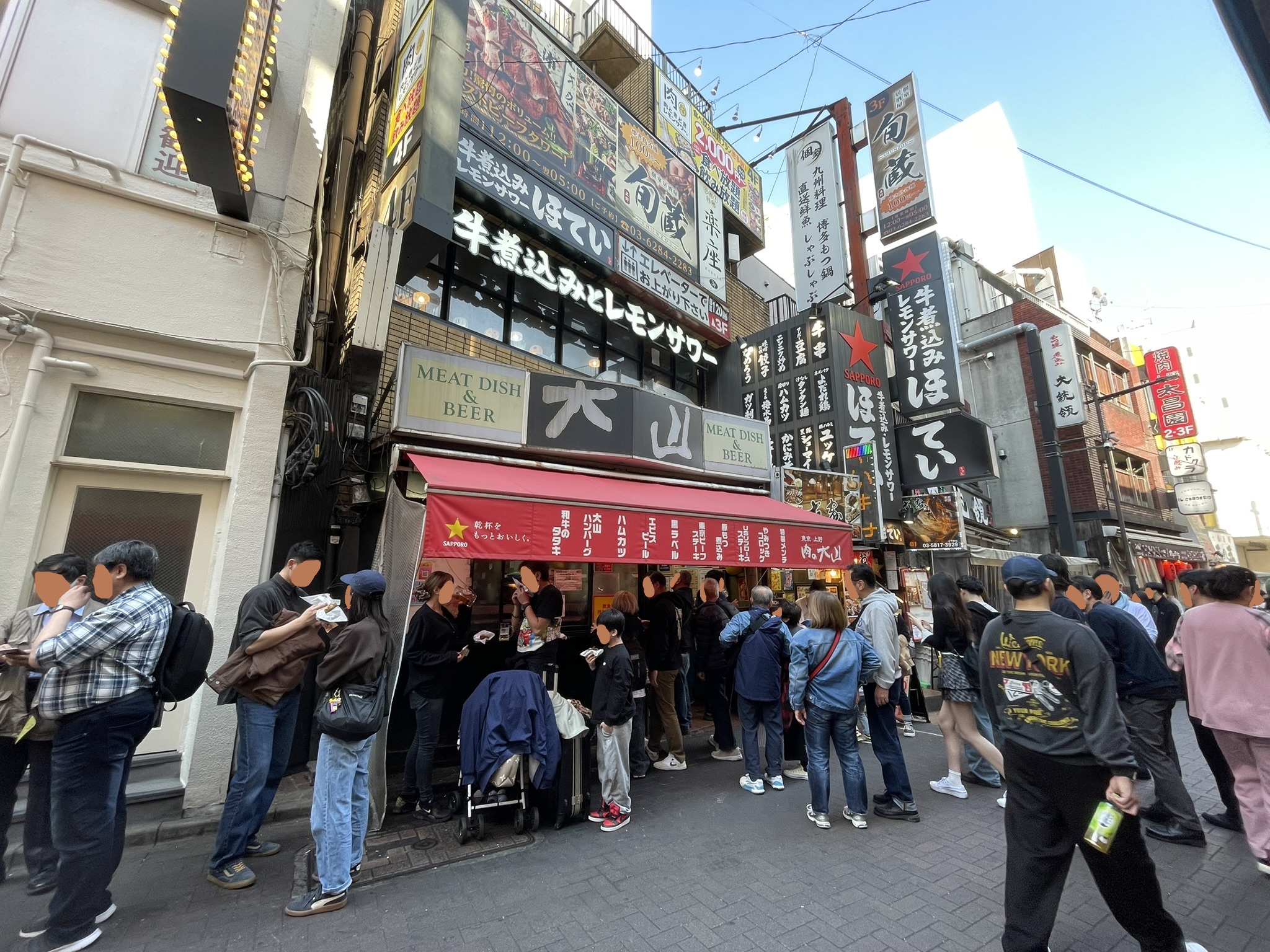 左手に「肉の大山」さんが見える。