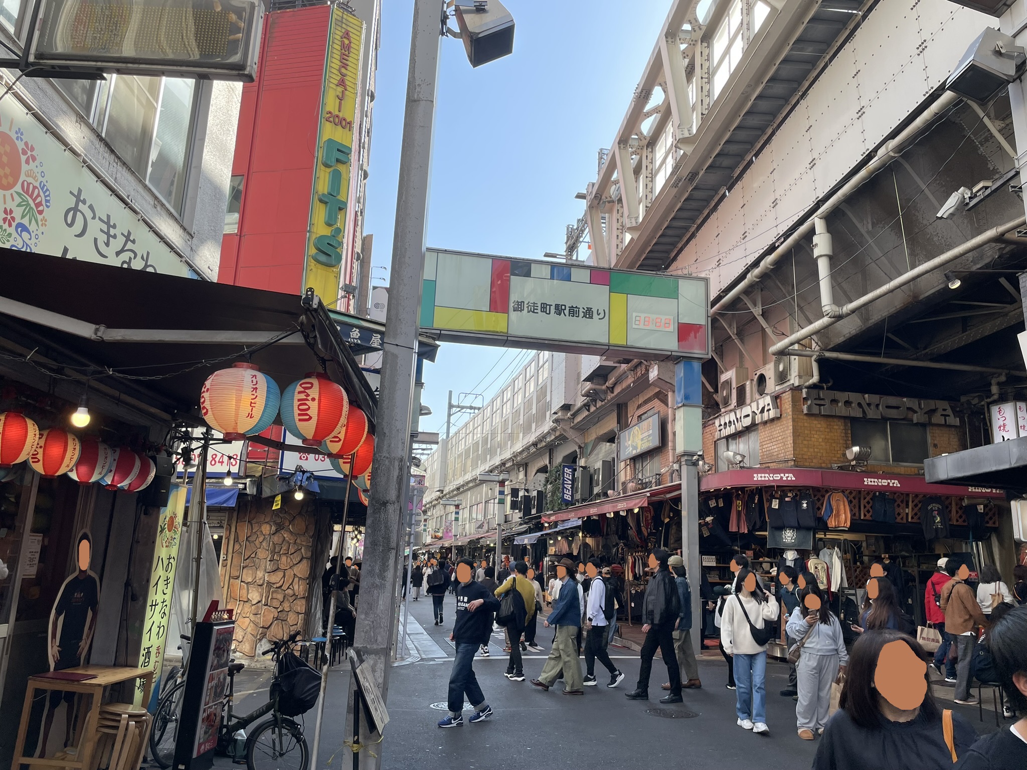 「御徒町駅前通り」のアーケードが見える。