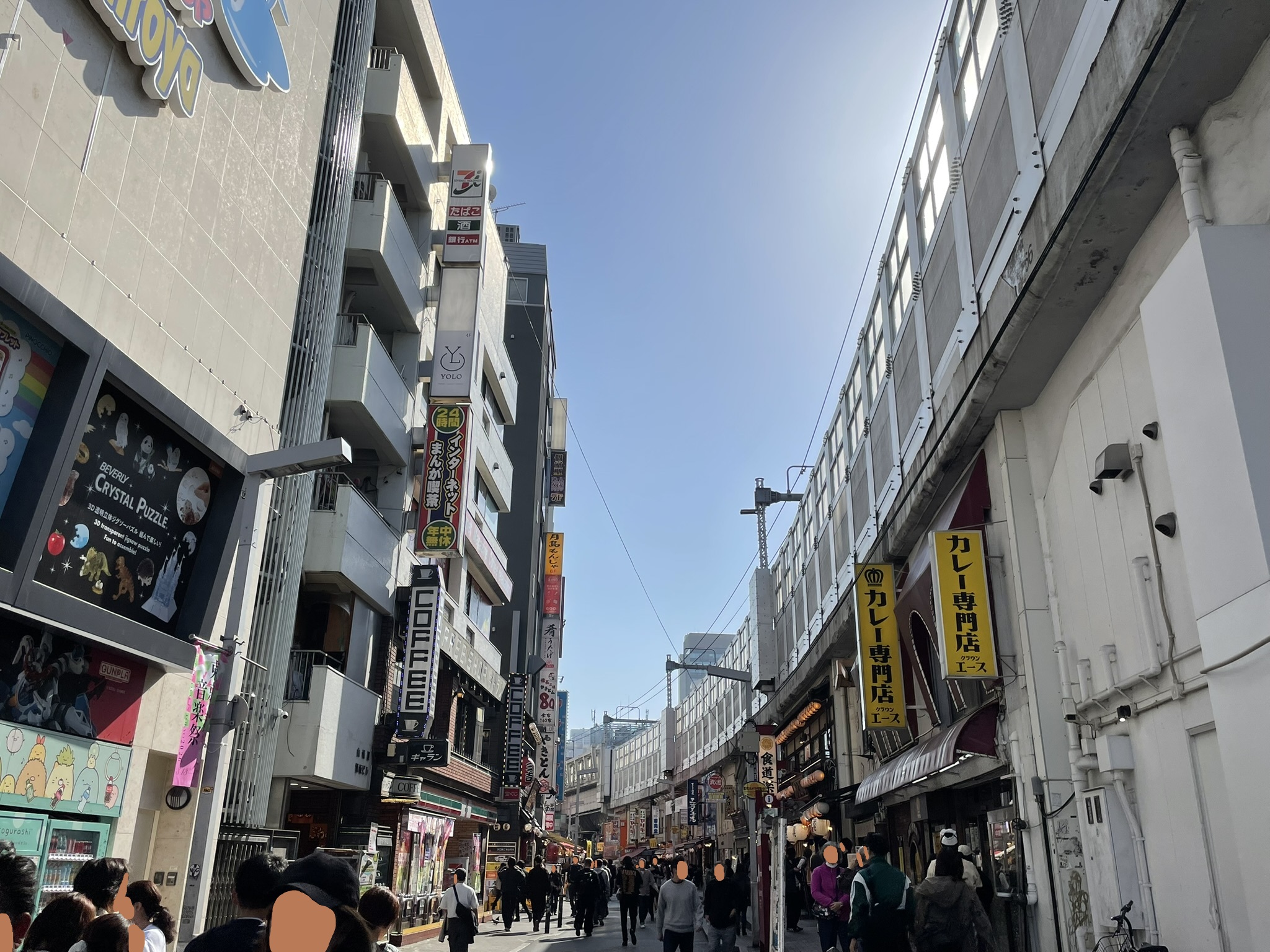 おもちゃ専門店yamashiroya（ヤマシロヤ）さんの角を曲がった通りが「上野駅前商店街」