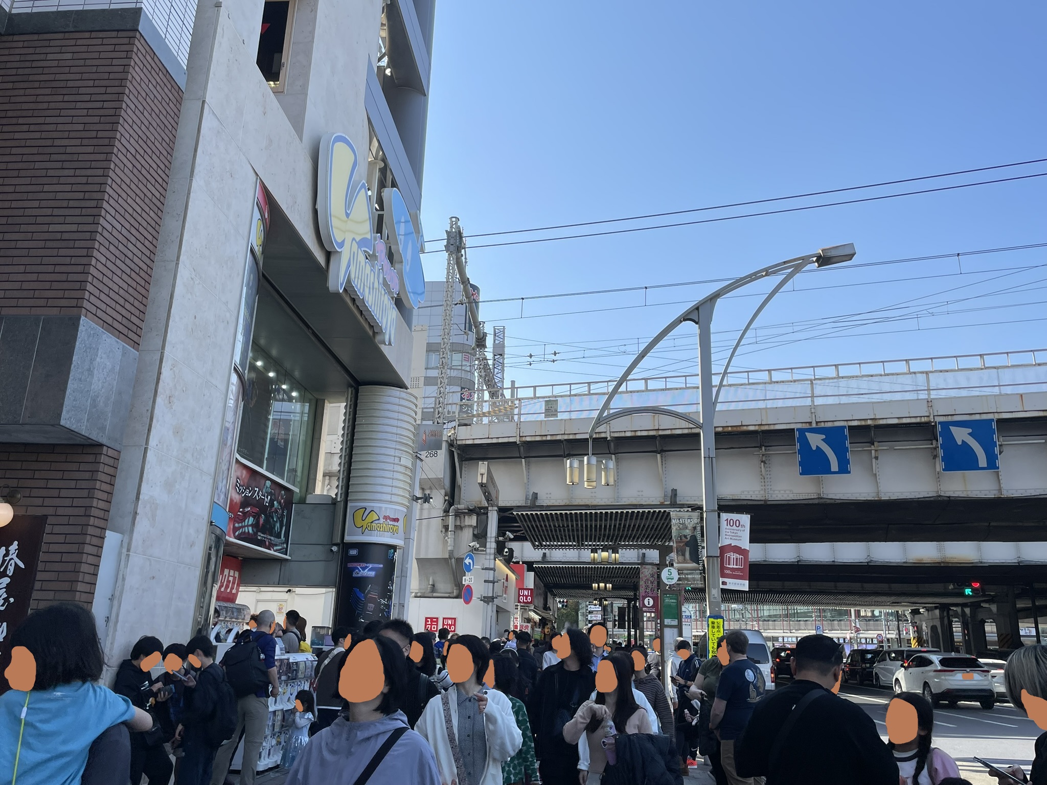 横断歩道を渡った歩道。おもちゃ専門店yamashiroya（ヤマシロヤ）さんが見える。