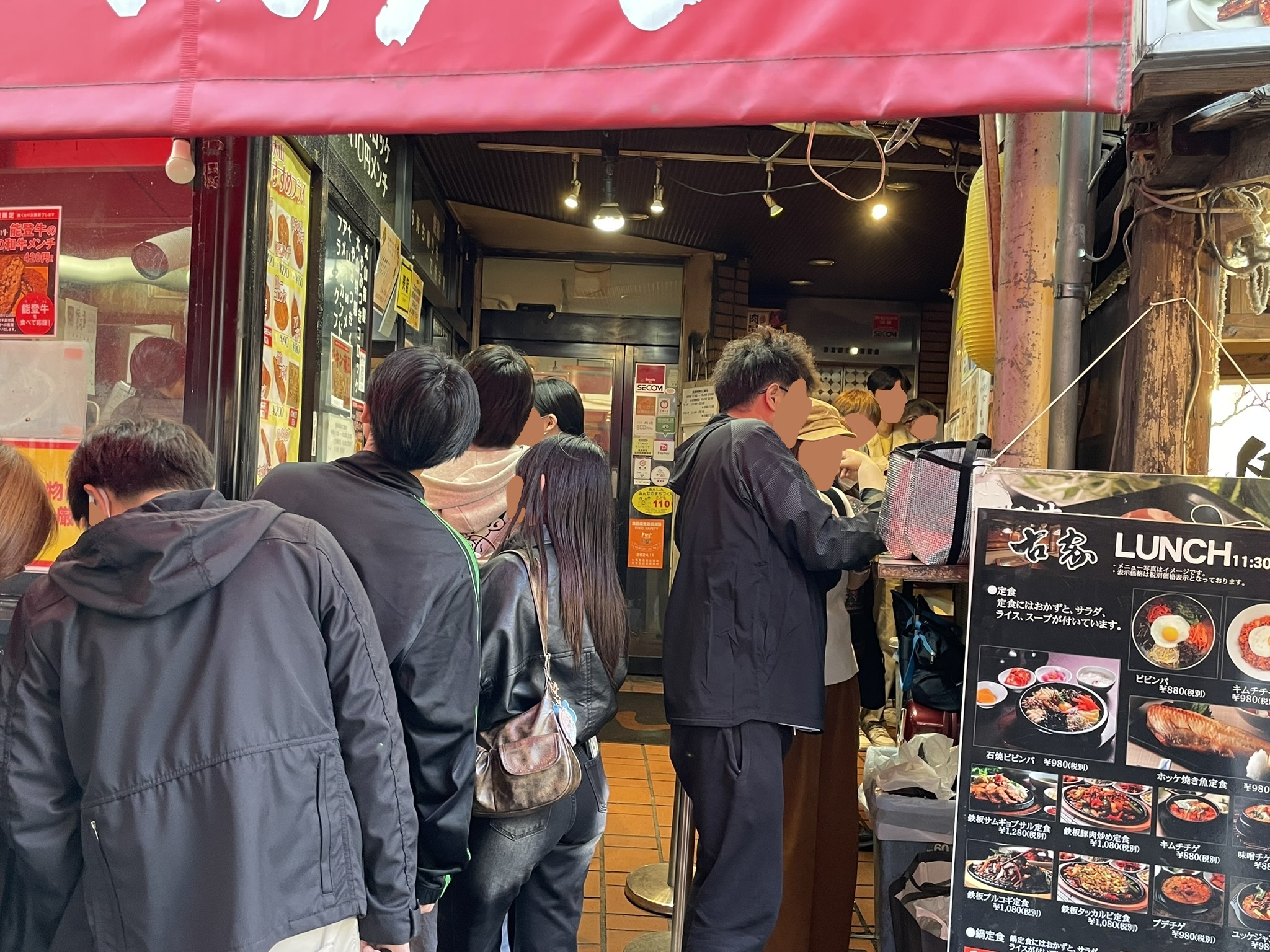 店舗横に通路がある。通路をはさんで、左側が「売店」窓口、右側が立食式のカウンター。