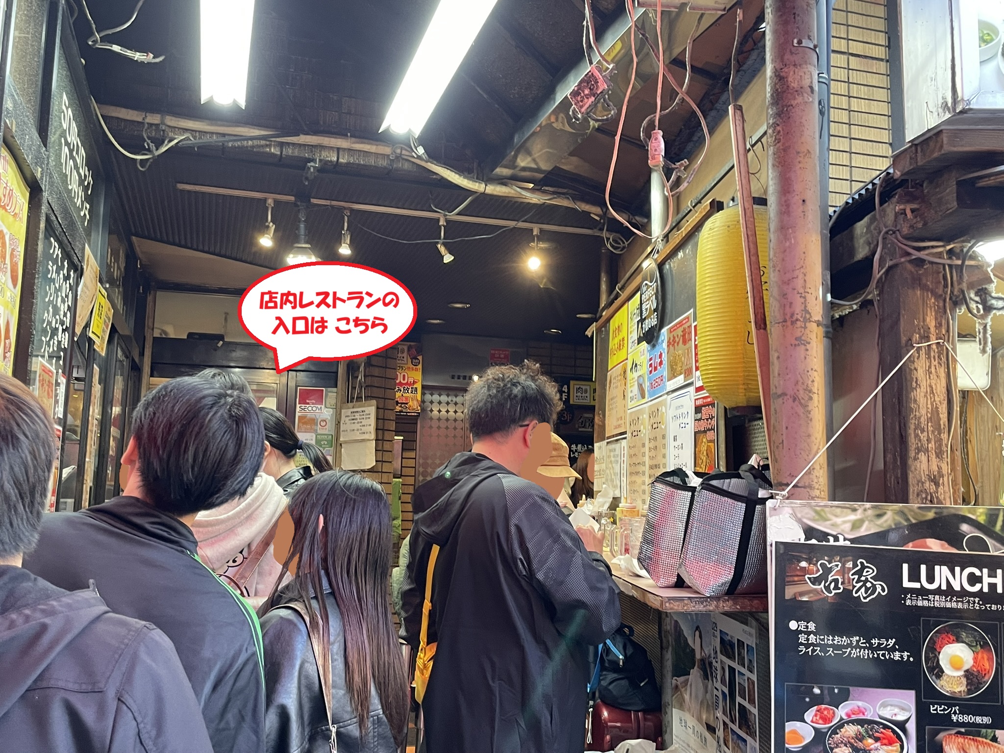 売店窓口とカウンターとの間の通路。