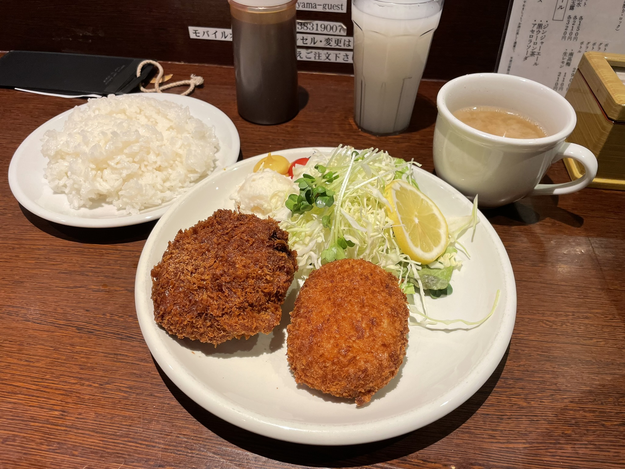 店内レストランのランチ【メンチ＆コロッケ定食】