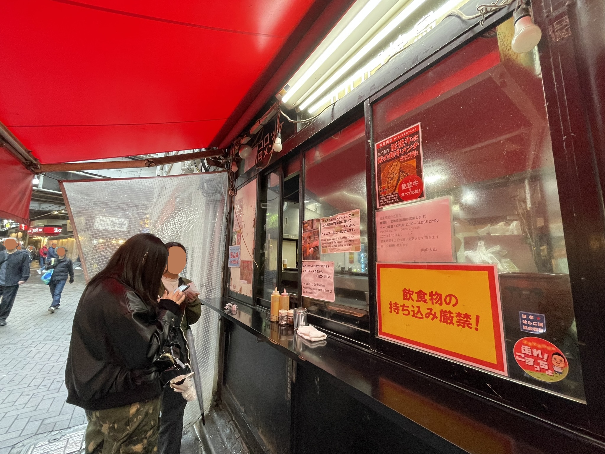 店舗正面の歩道に接した立食式のカウンター。