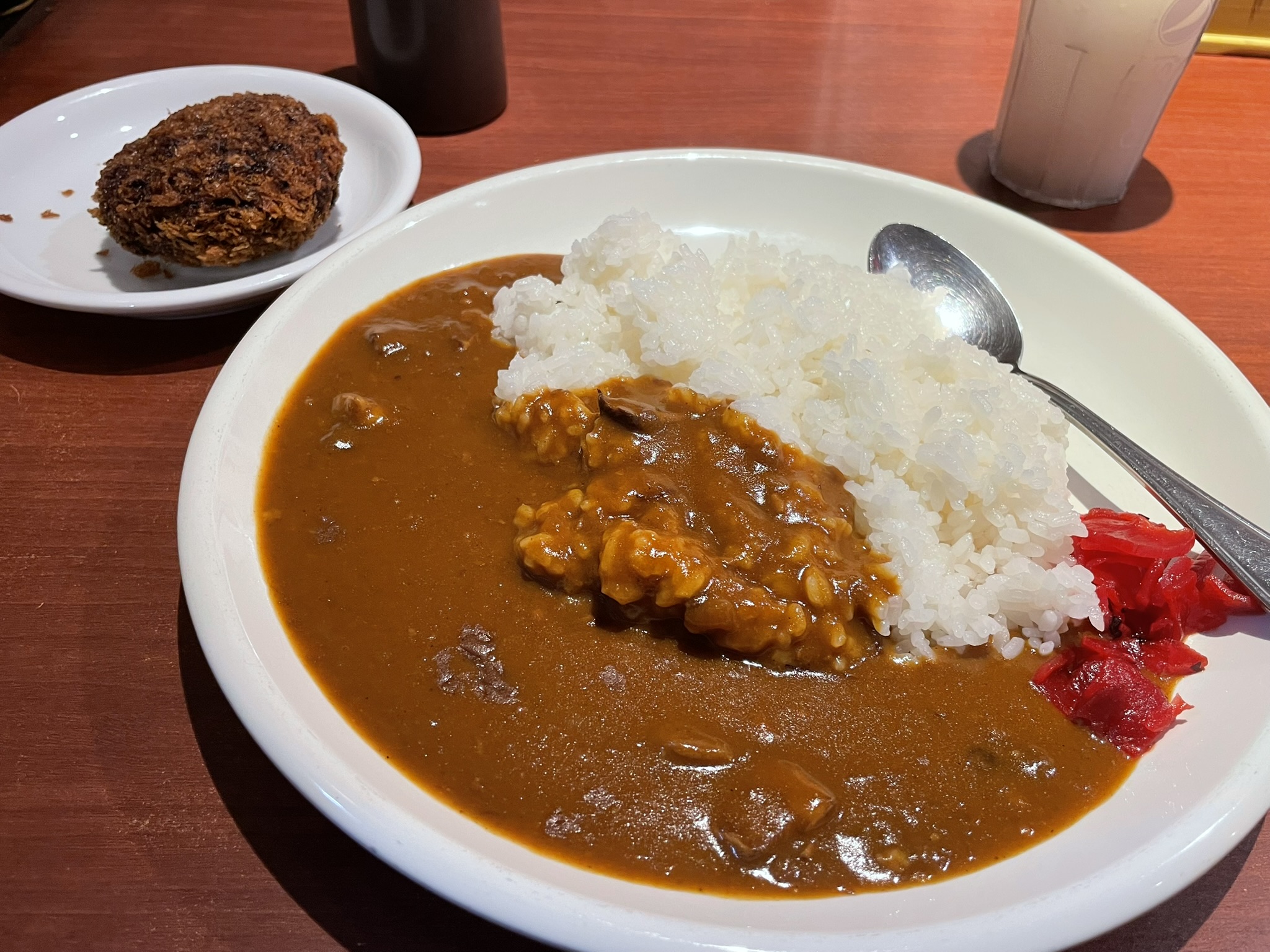 店内レストランのランチ【大山カレー】【特製メンチ】