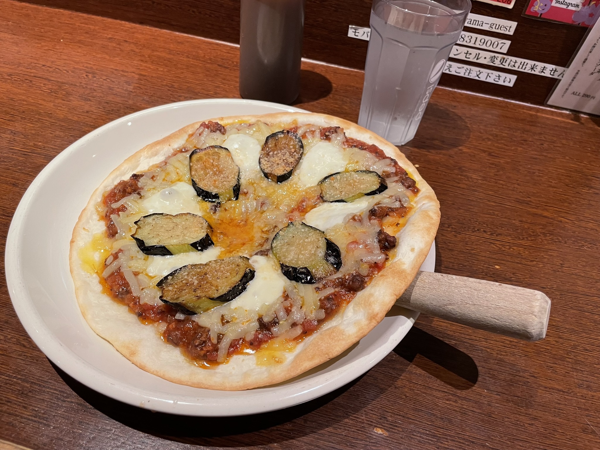 店内レストランのディナー【東京ビーフボロネーゼとなす、モッツァレラのピザ】