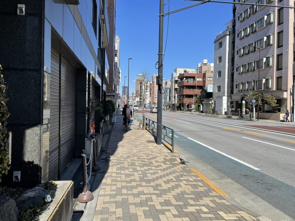 山谷のバス通り。別名「吉野通り」とも呼ばれている。