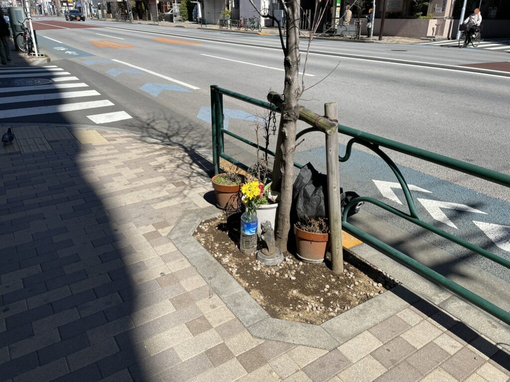 バス通りには街路樹があり、その一本の根本に、小さなお地蔵様が置かれている。