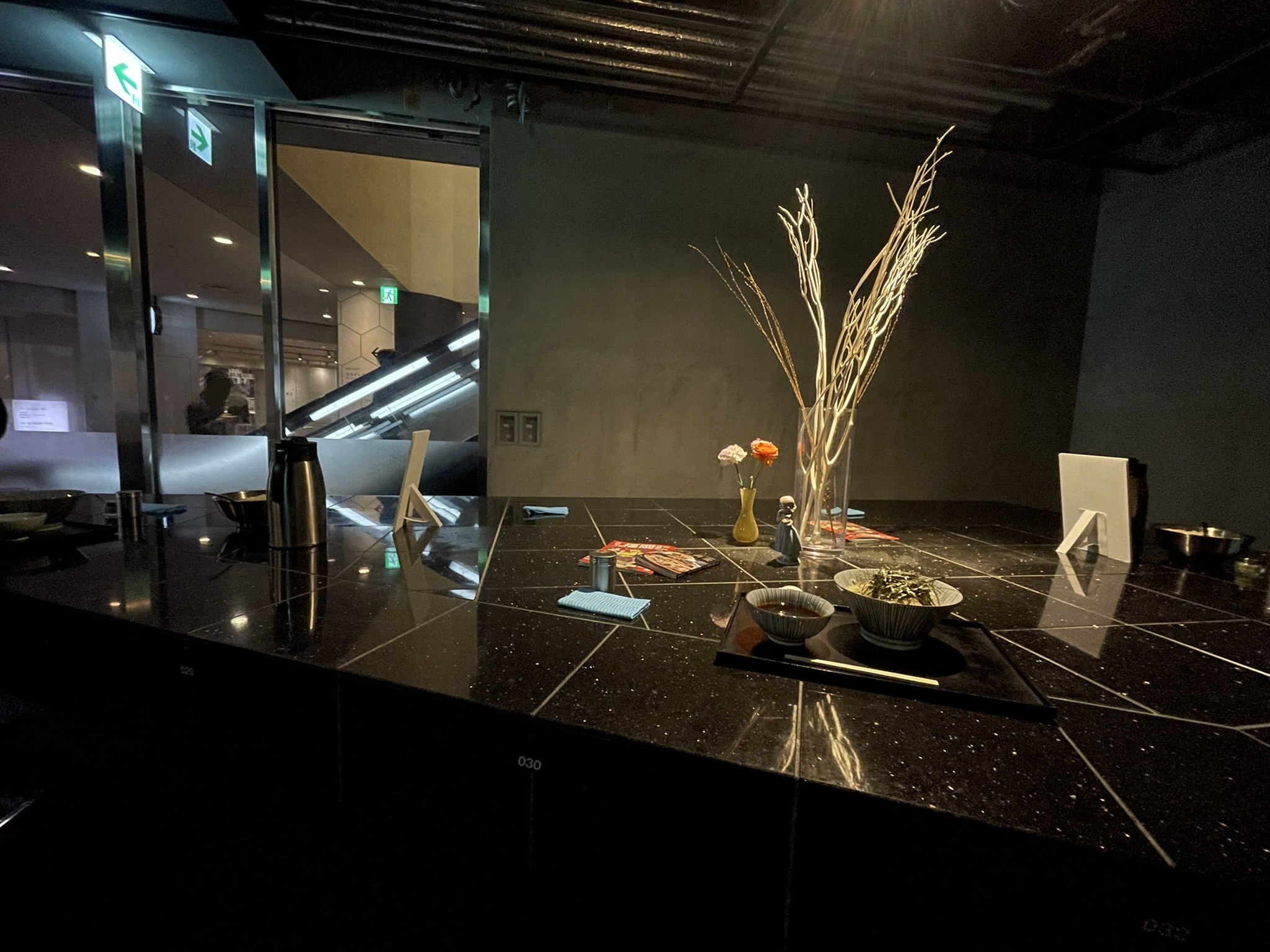 店内の石で造られた立食テーブル。黒で統一されて美しい。