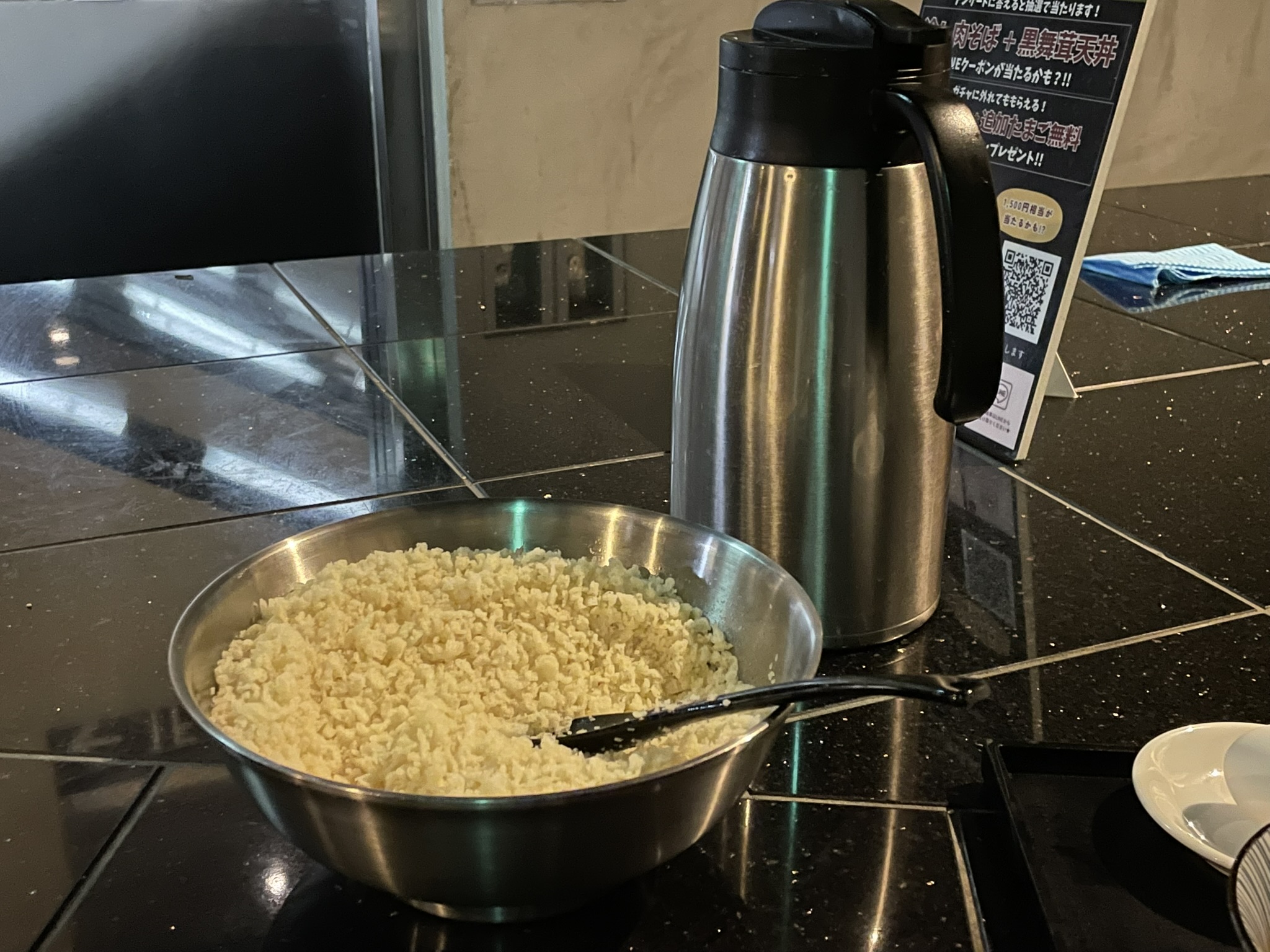 テーブルに用意された「そば湯」「あげ玉」