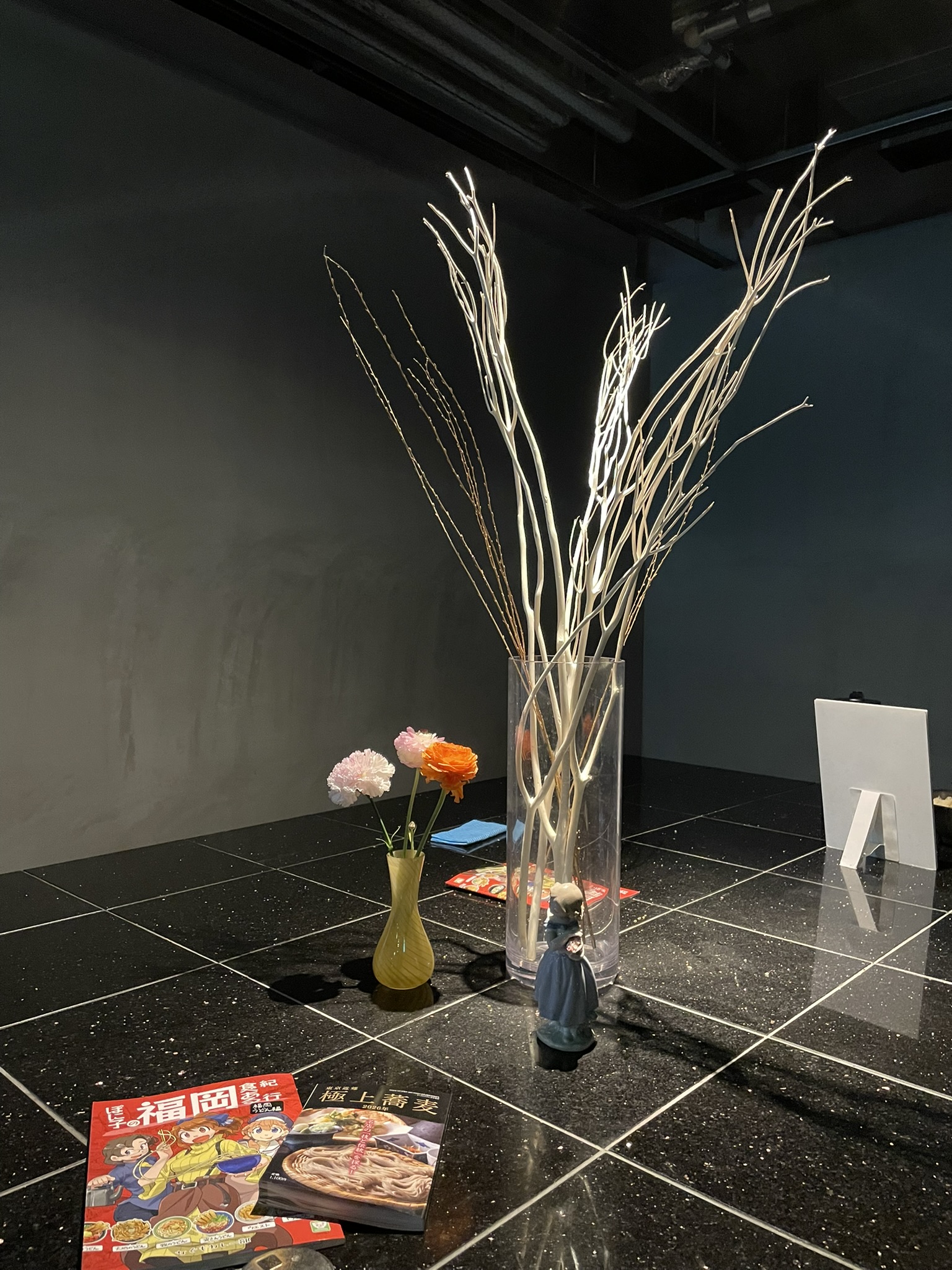 店内のモノトーンに合わせたディスプレイ。