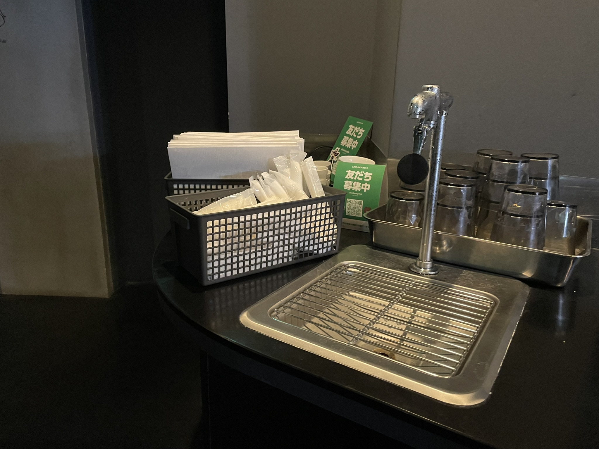 セルフサービスの水のほか、紙エプロンとお手拭きもある。