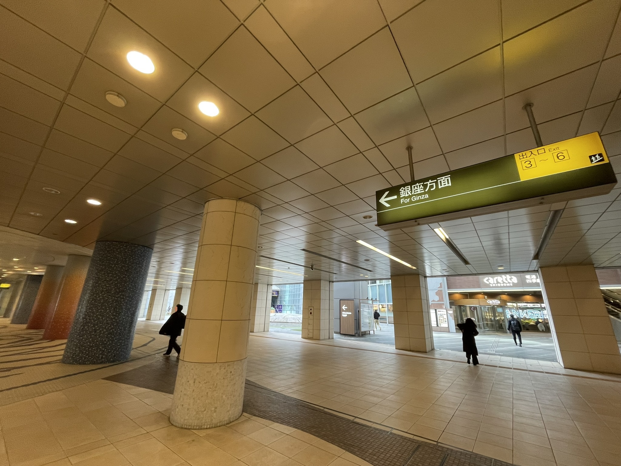 「カレッタ汐留」地下2階の入口（GATE-C）。