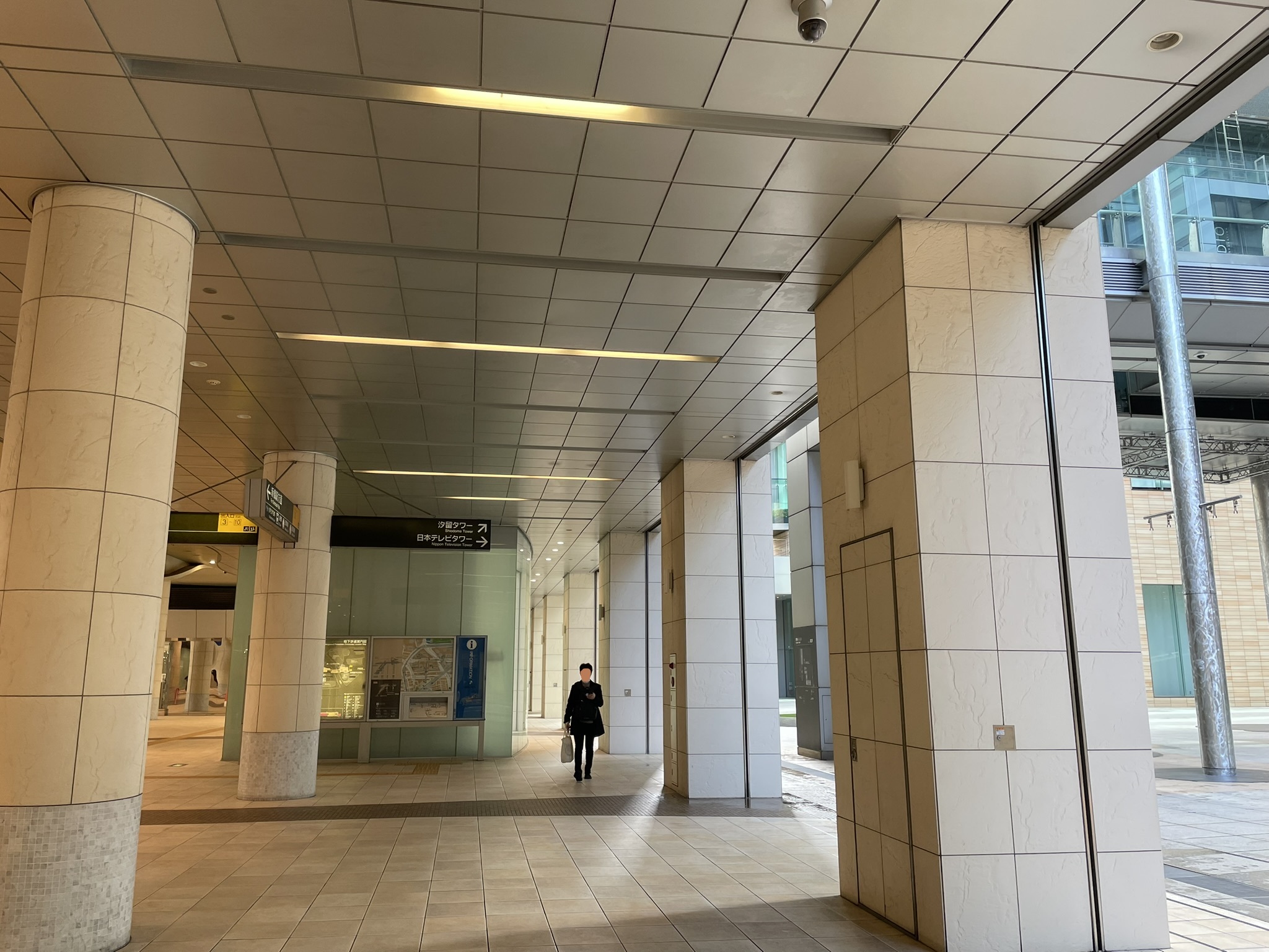 日中に歩いた汐留の地下通路。