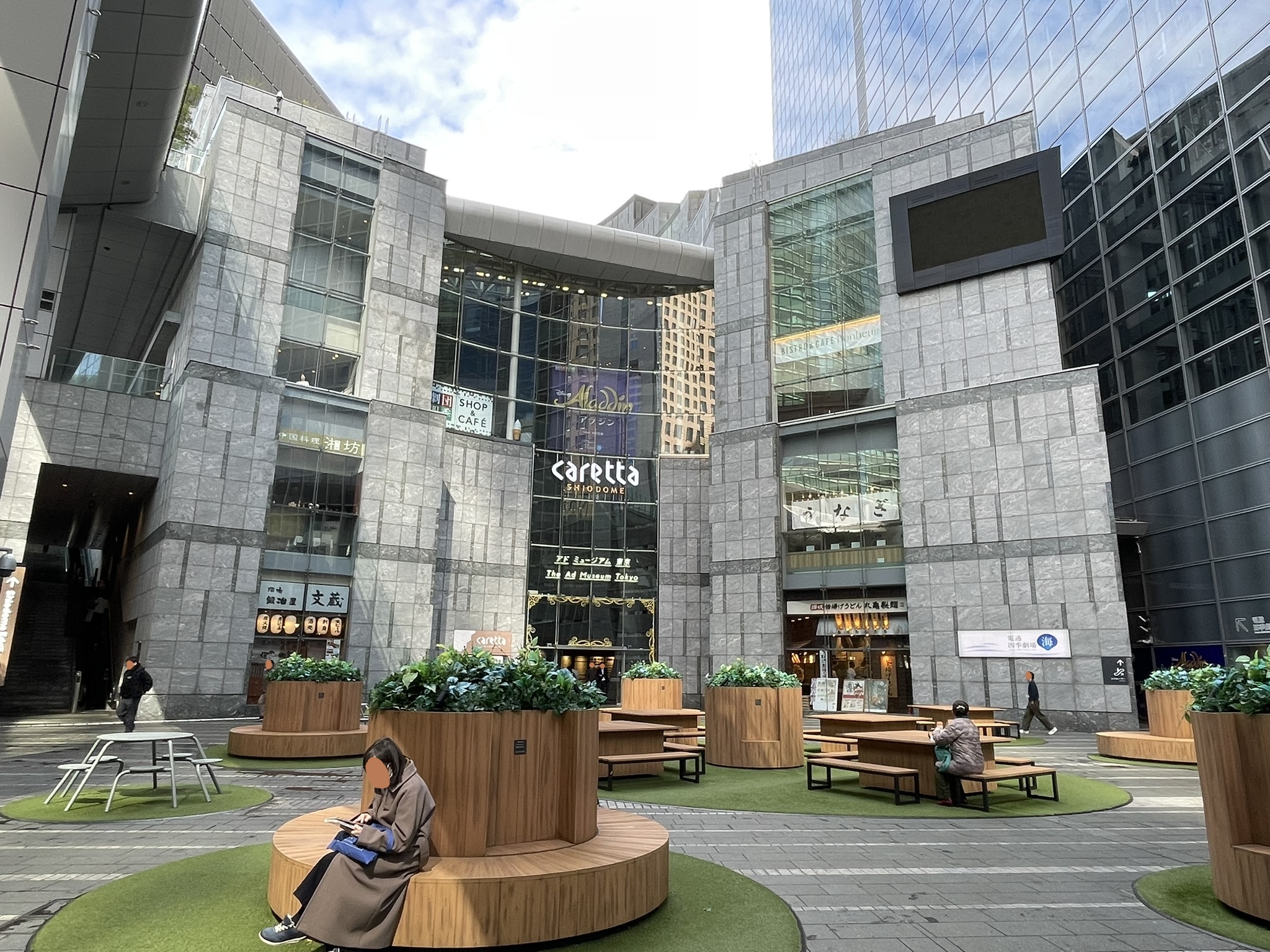 「亀の広場」にはある休憩スペース。休憩している人々がいる。