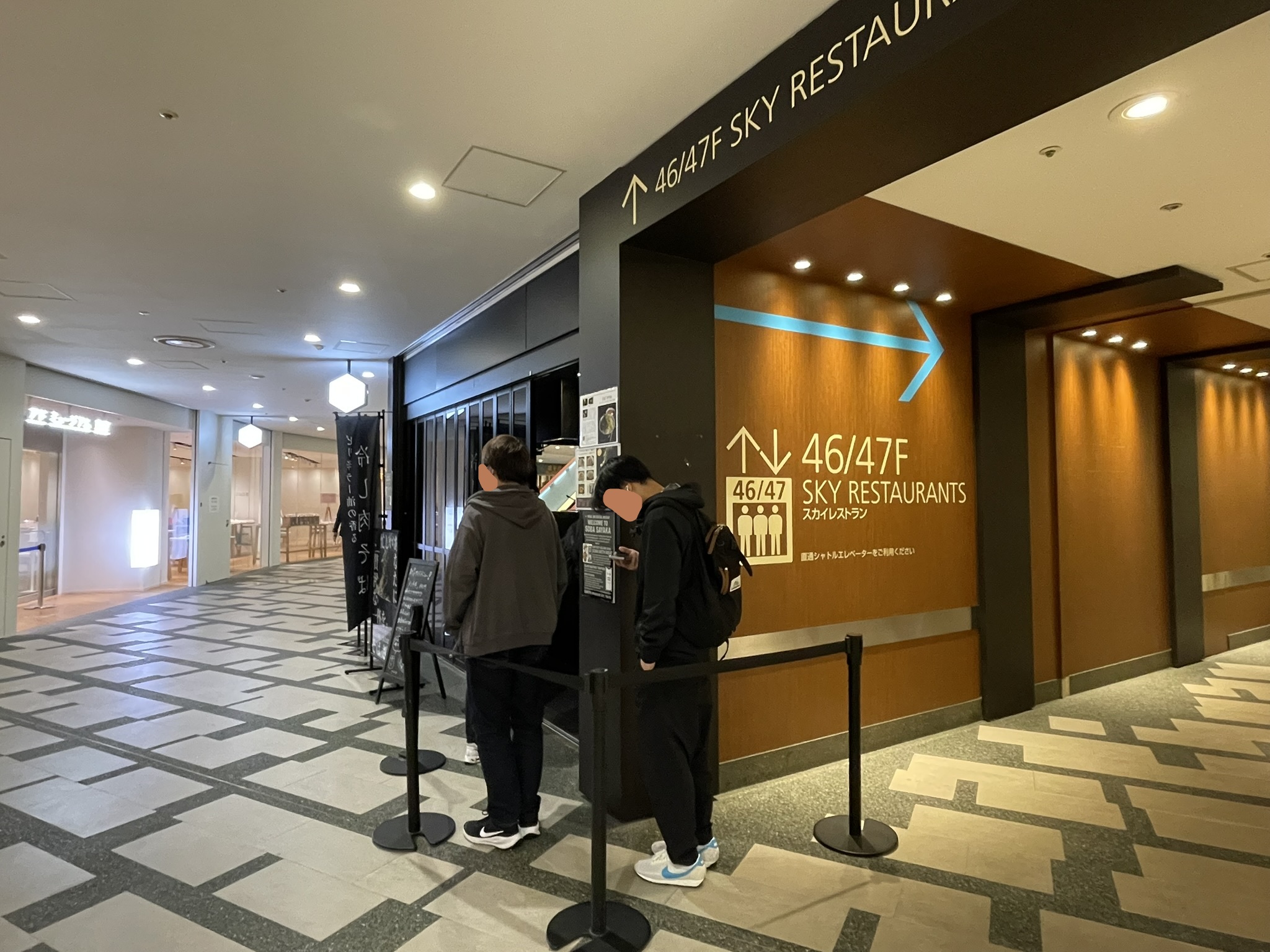 【11時30分からの営業時間】昼ご飯の時間帯の「そば さやか」さん。店の前には入店待ちの人々がいる。