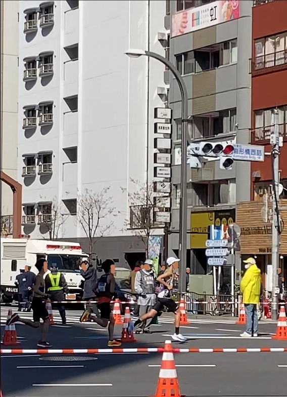 マラソン選手たちが雷門方面へ向かって走っていく。