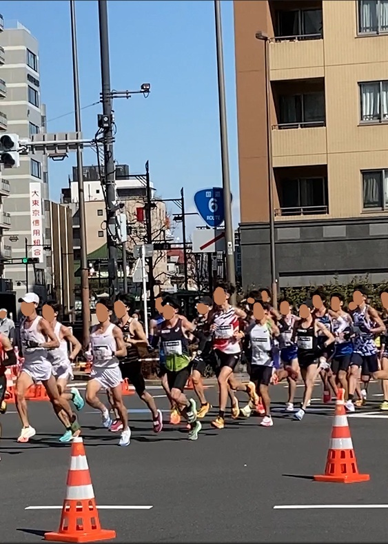 選手たちが走ってくると、沿道から拍手が起きる。