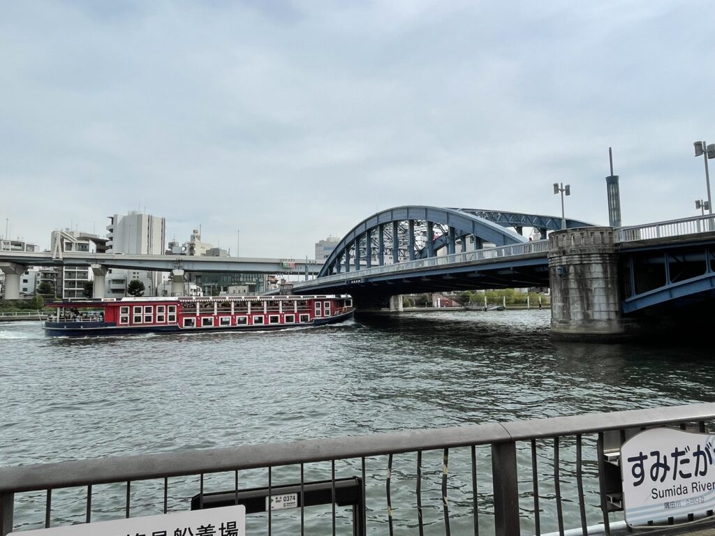 隅田公園から見た隅田川と橋を行き交う屋形船の風景。