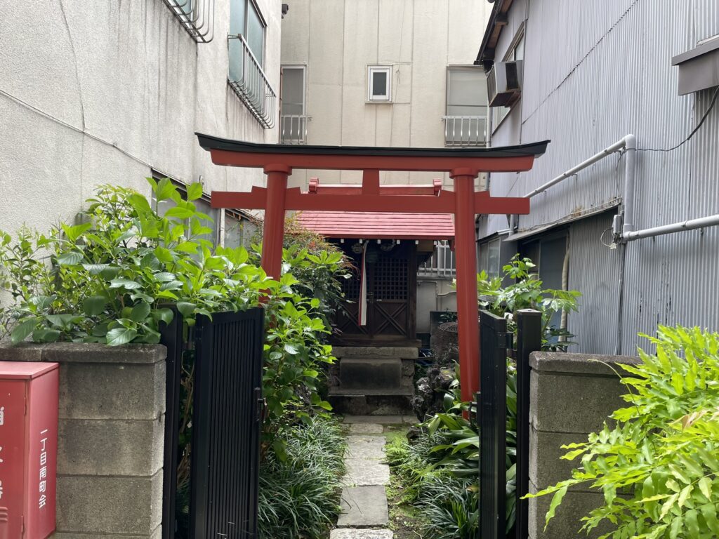 赤い鳥居やお狐様もいるお寺。