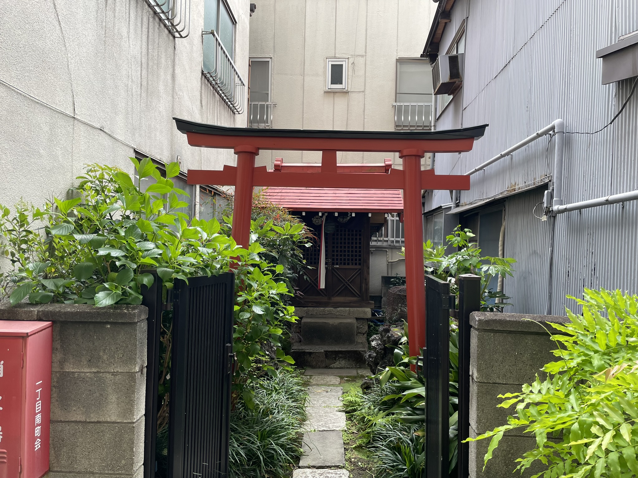 赤い鳥居やお狐様もいるお寺。