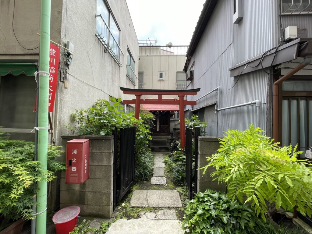 東日暮里にある「豊川稲荷大明神」の全景。