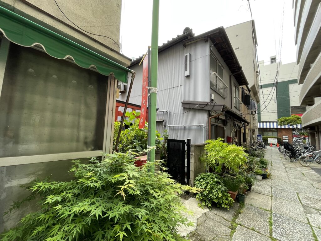 東日暮里の住宅街に「豊川稲荷大明神」の祠がある。