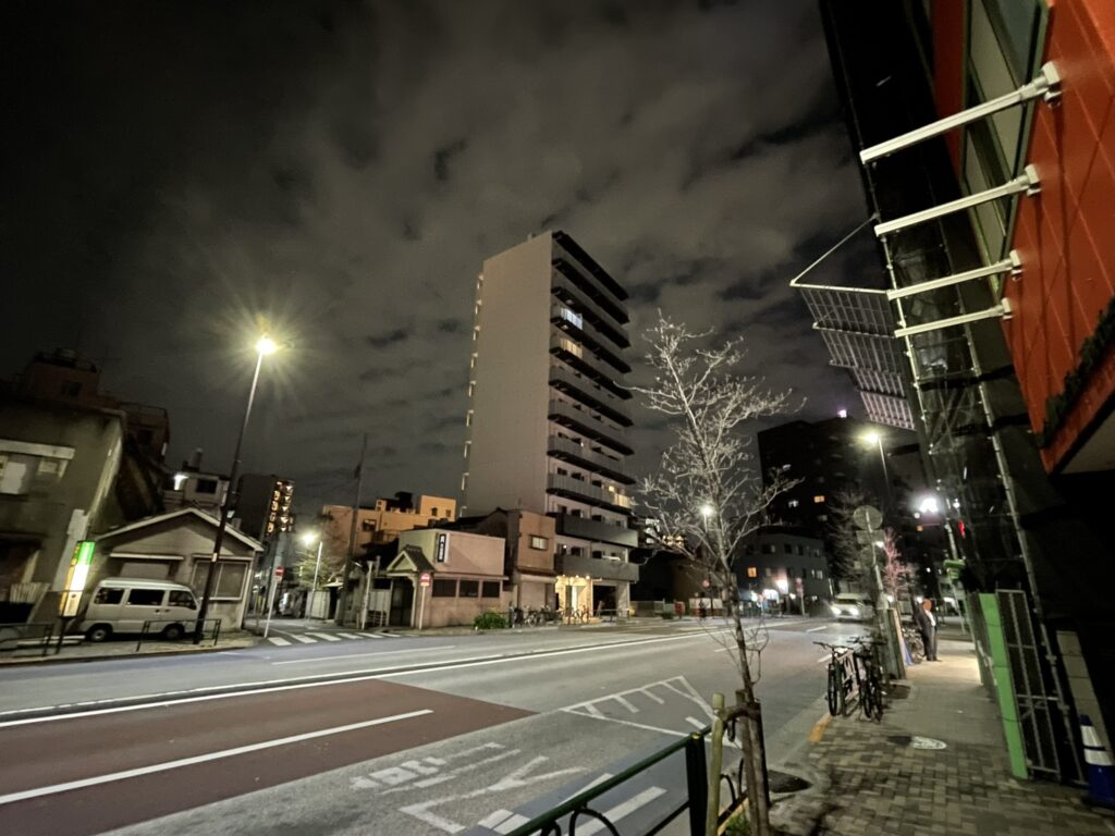 夜の清川二丁目付近の通り。人通りが少なく静かな山谷の夜の風景。