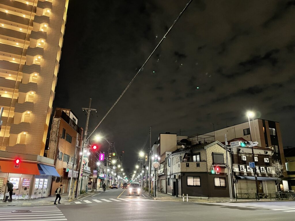 夜の清川二丁目の大通り　街灯に照らされた道路と建物。