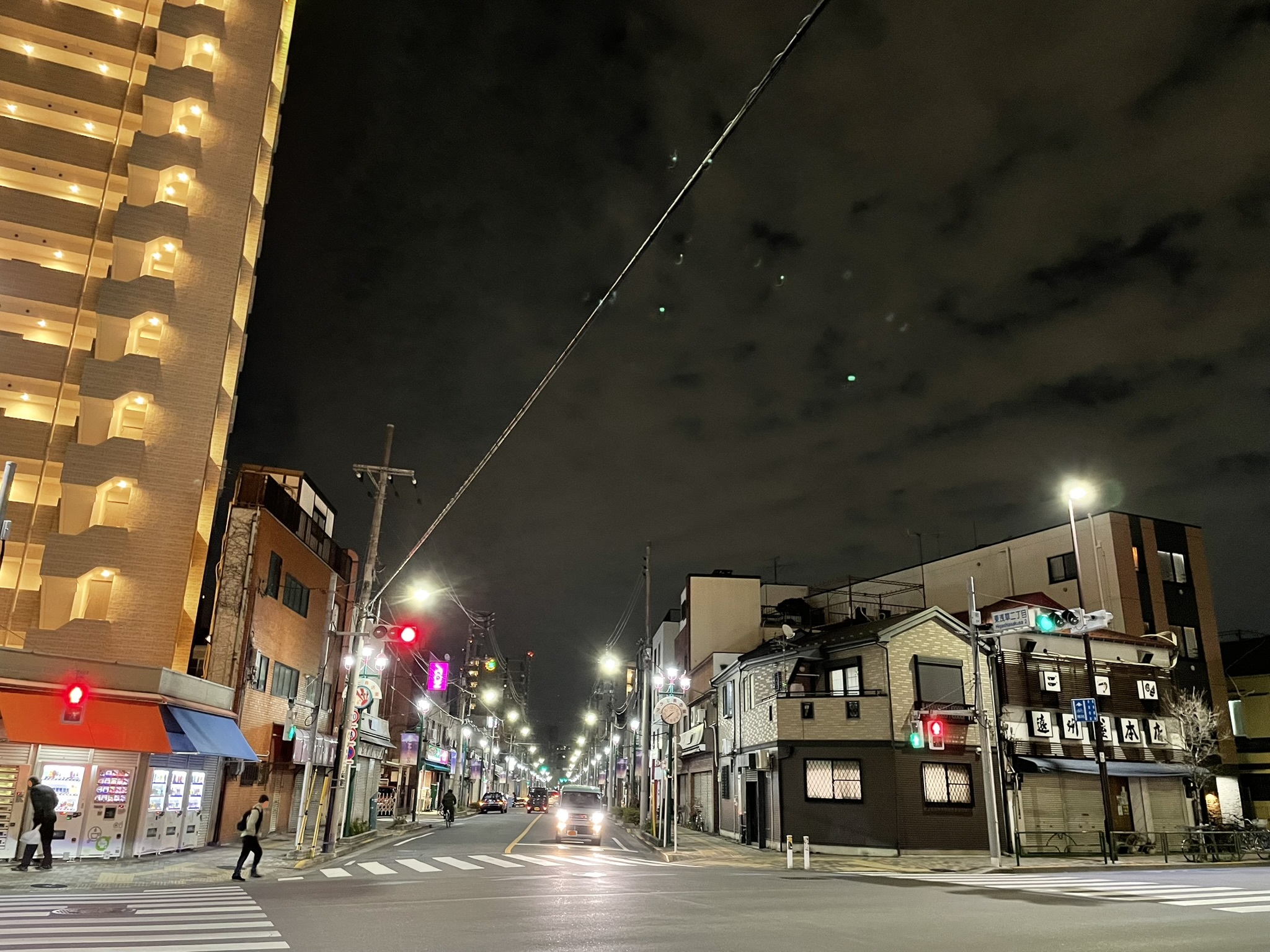 夜の清川二丁目の大通り　街灯に照らされた道路と建物。