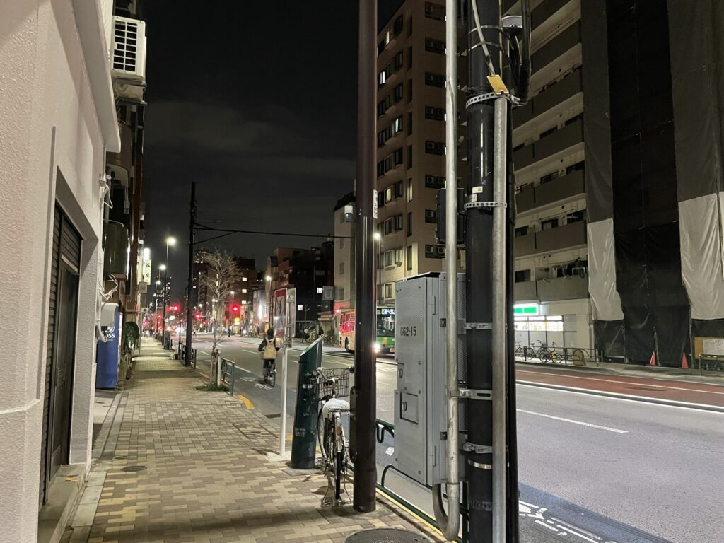 清川二丁目の歩道と車道。夜のバス通りの様子。