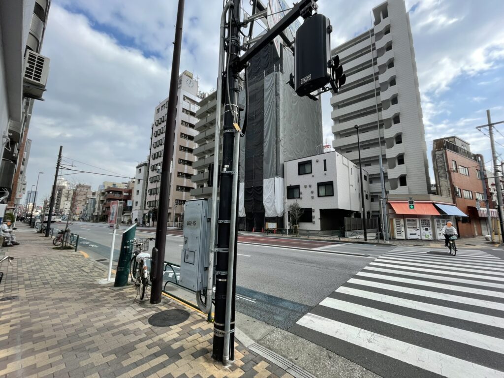 朝の清川二丁目の歩道。可燃ごみの日でゴミ袋が並ぶ生活の風景。