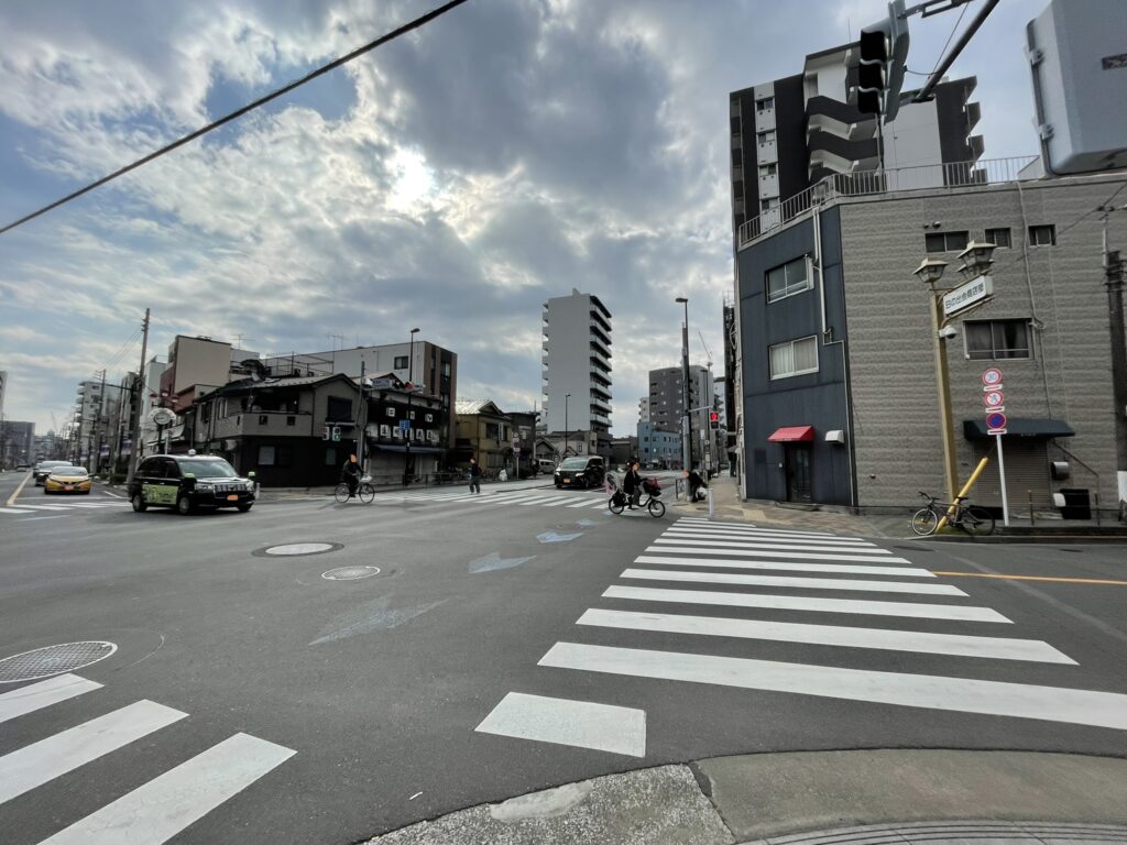 清川二丁目交差点の別角度からの風景。新旧の建物が混在する山谷の街並み