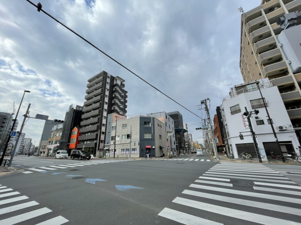 台東区清川二丁目の交差点。広い横断歩道とマンションが立ち並ぶ山谷の街並み。