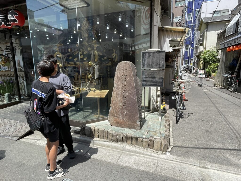 人通りのすぐそばに立つ住居跡の碑。浅草の日常の中に、歴史が溶け込んでいる。