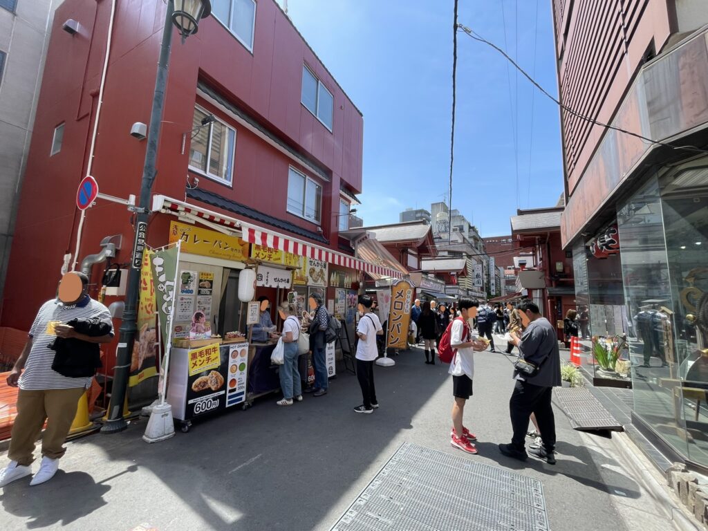 食べ歩きや土産店が並ぶ浅草の通り。娯楽の街としての面影は、今もしっかりとある。
