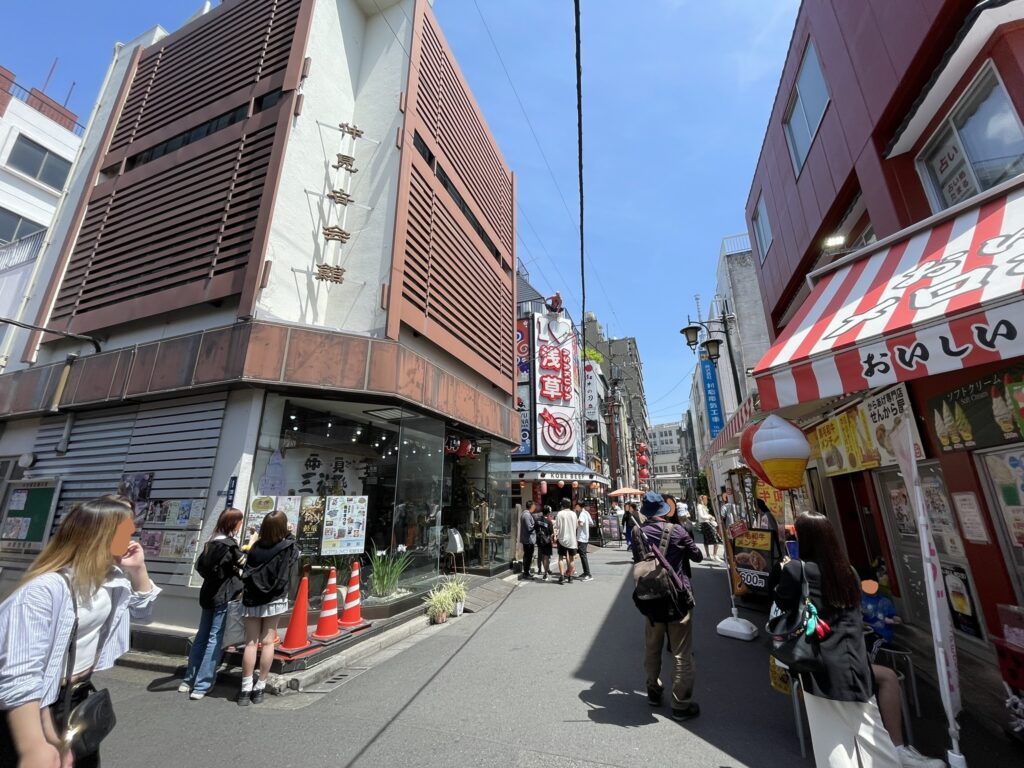 多くの観光客でにぎわう伝法院通り。かつてこの界隈が芝居と娯楽の中心地だったことを伝わる。