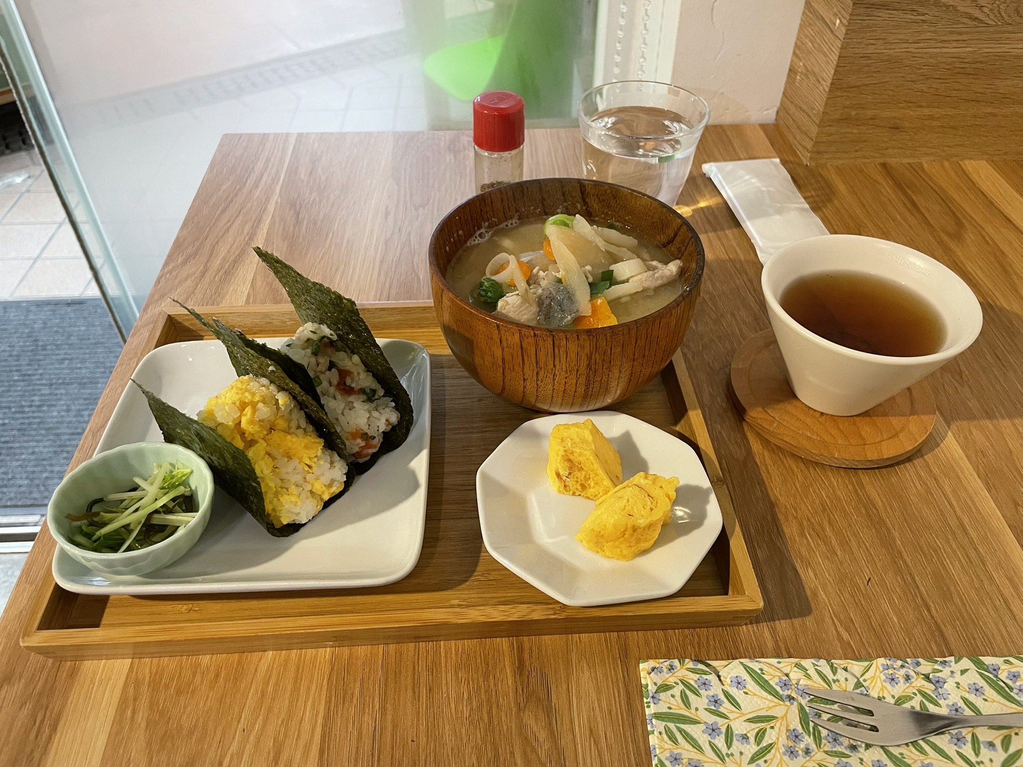 【おにぎりと具沢山豚汁セット】