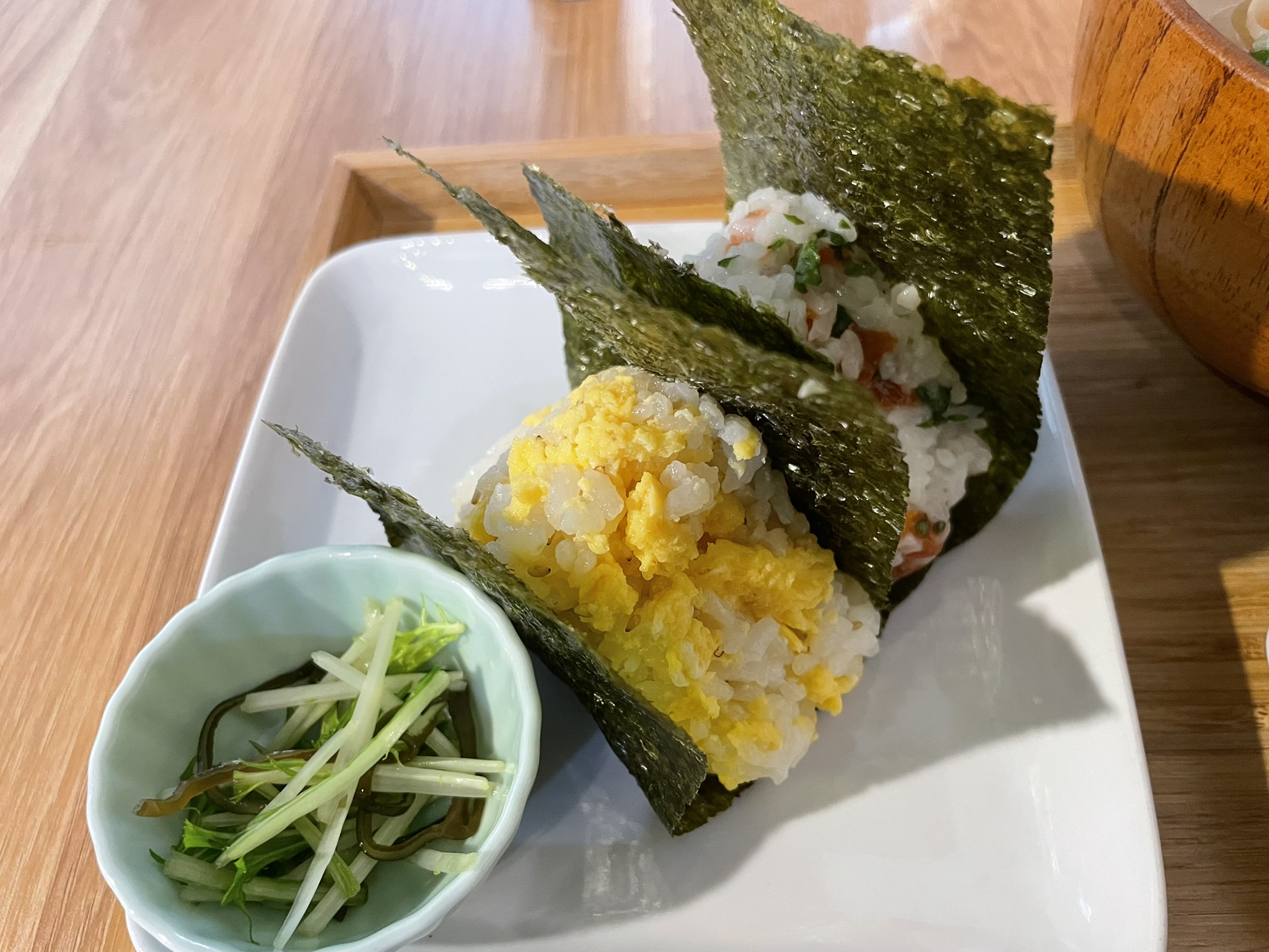 「たまご」「梅と大葉」のおにぎり。