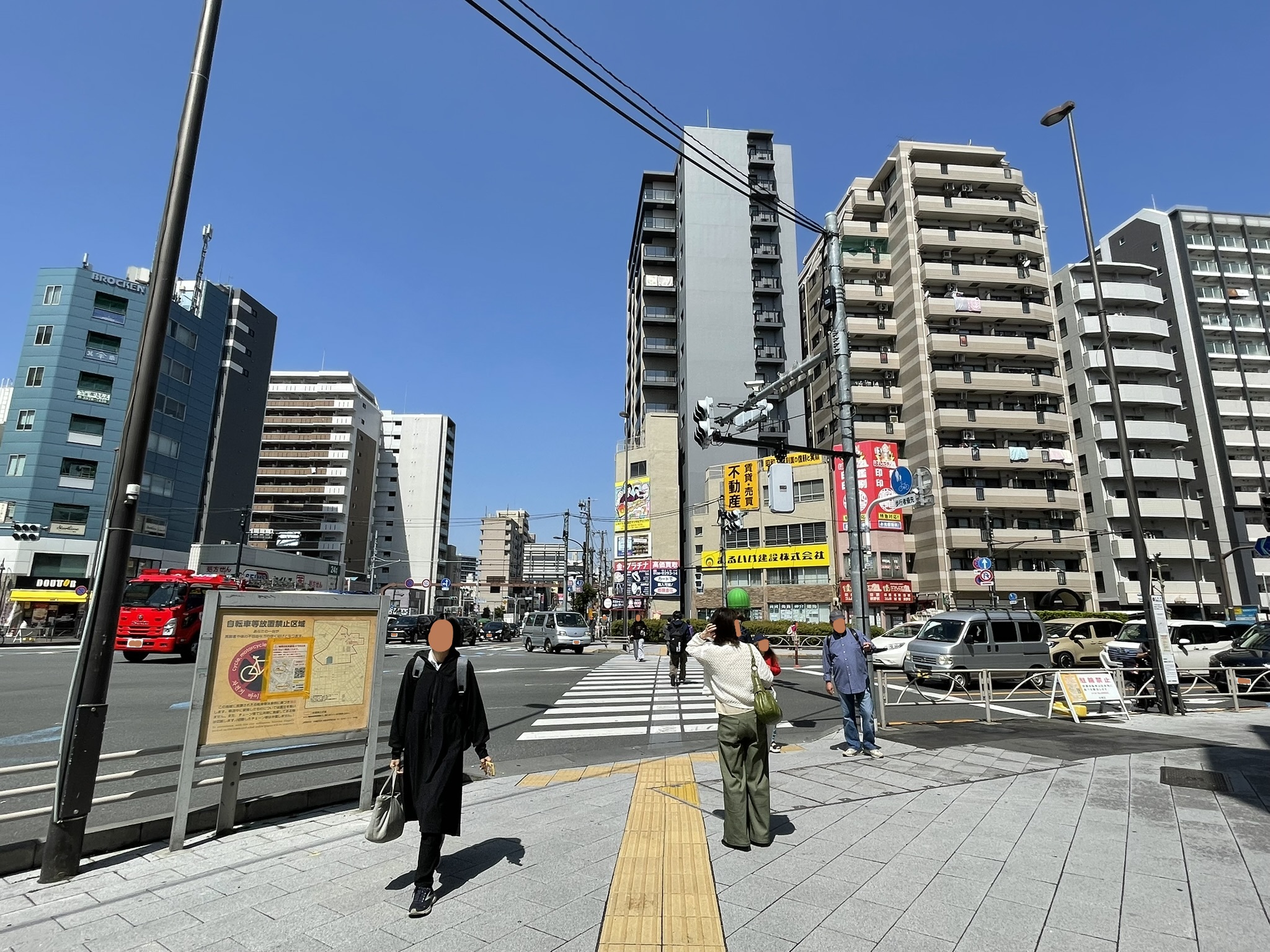 明治通りに沿って、大関横丁の交差点を渡る。